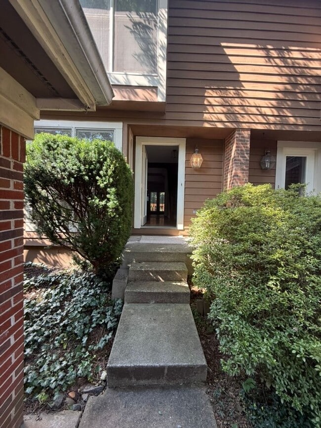 Building Photo - Spacious And Sun-Filled 3 Bedroom 2.5 Bath...