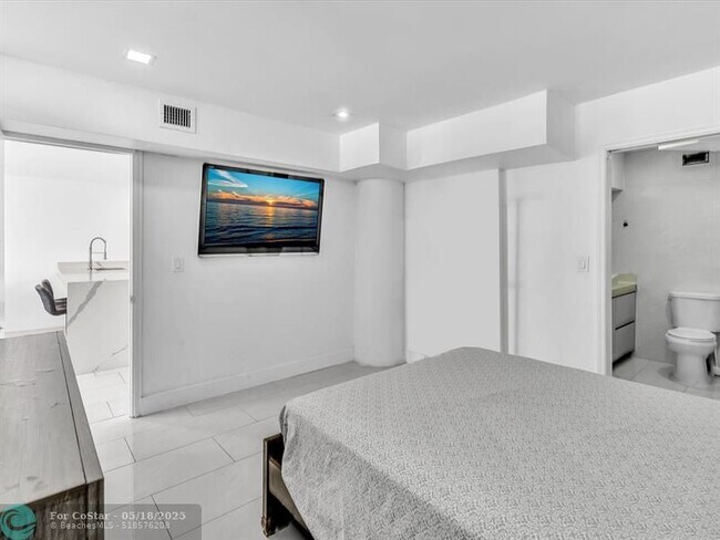 Building Photo - 3725 S Ocean Dr