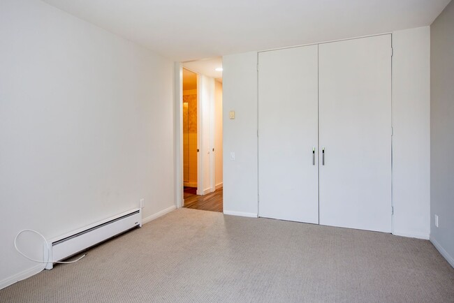 Building Photo - 2bed/2bath Condo in the Heart of Coast Village!