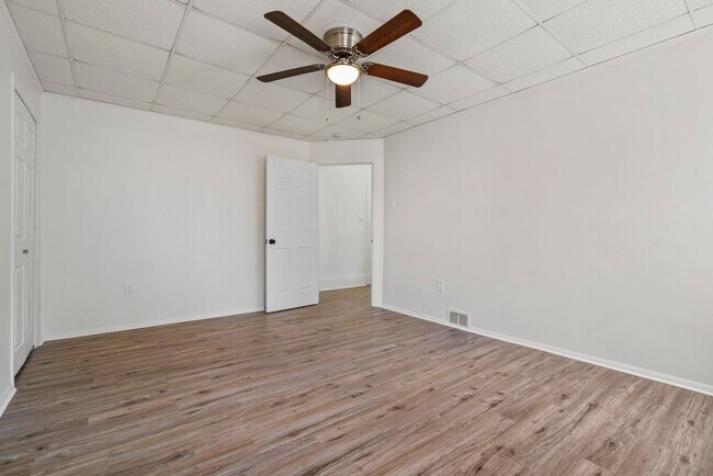 Building Photo - 4 bed 1 bath - all updated, central air, laundry