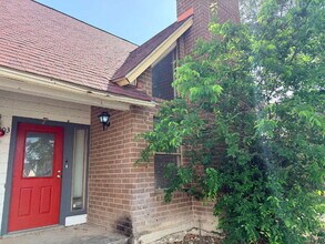 Building Photo - Two Bed/ Two Bath Duplex Home, Close to Ft. Sam Houston