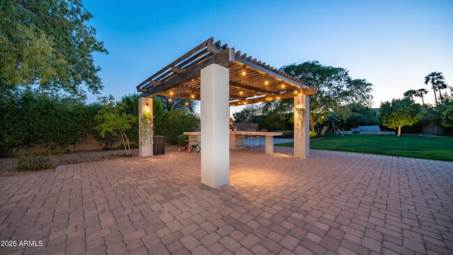 Building Photo - 7417 E Paradise Dr