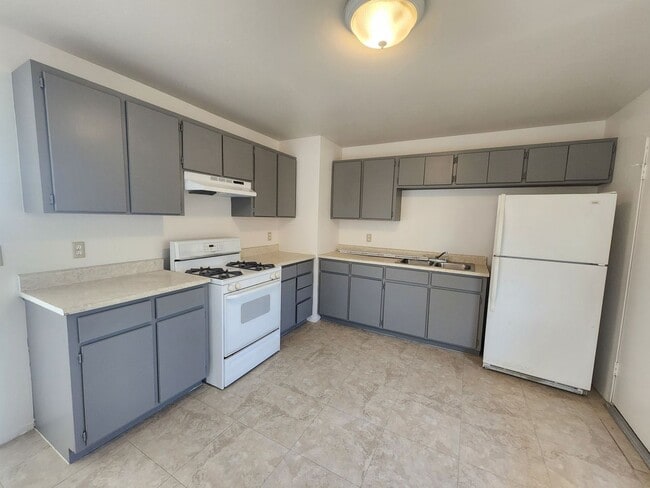 Building Photo - ***$100 off 1st Month Rent*** 2 Bedroom Ch...