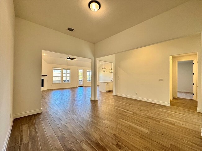 Building Photo - 1301 White Daisy Ln