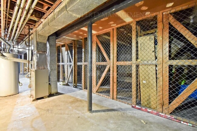 Building Photo - 2423 Lindsay Ave