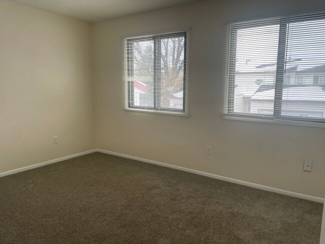 Building Photo - Three Bedroom, one-and-a-half-bathroom Townhome in NW Rochester MN