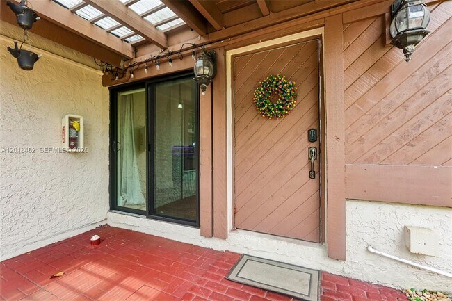 Building Photo - 2731 Parkview Dr S