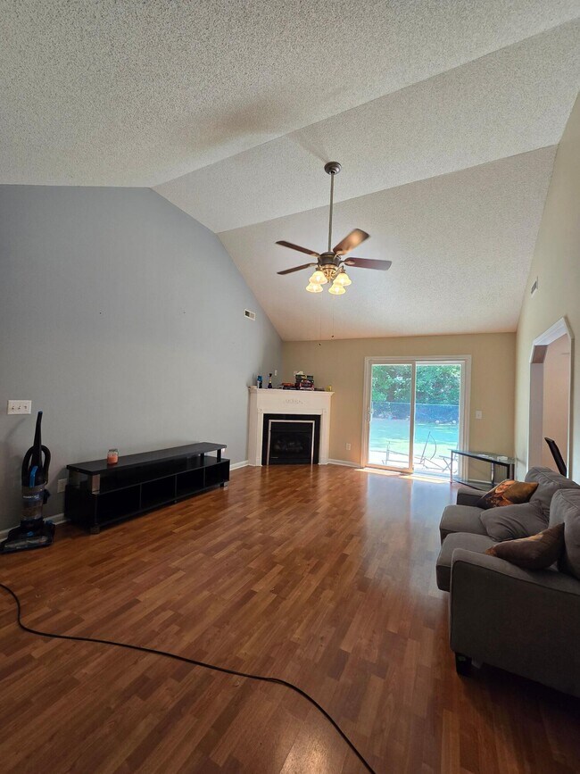 Building Photo - 3275 Oleander Dr