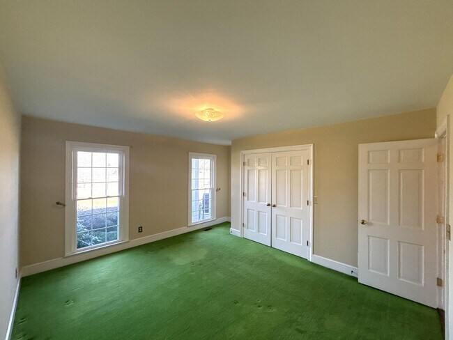 Building Photo - Beautiful 5 Bedroom 3 Bathroom House on Country Club Golf Course!