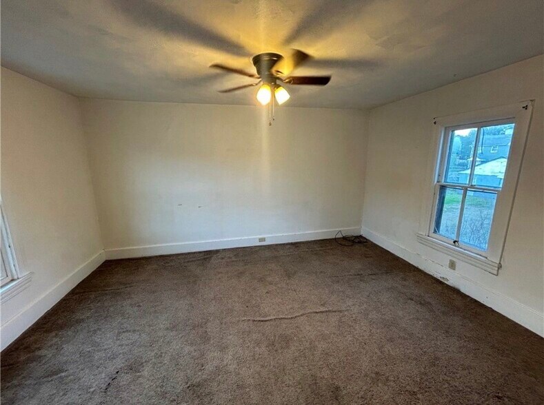 Bedroom 4 - 25 E Craig St