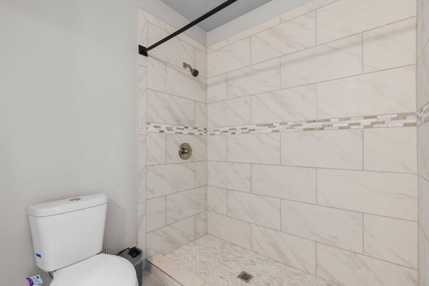 Building Photo - 1004 E Powell Ave