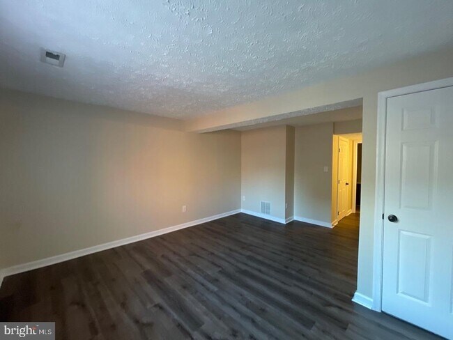 Building Photo - 5863 Rowanberry Dr