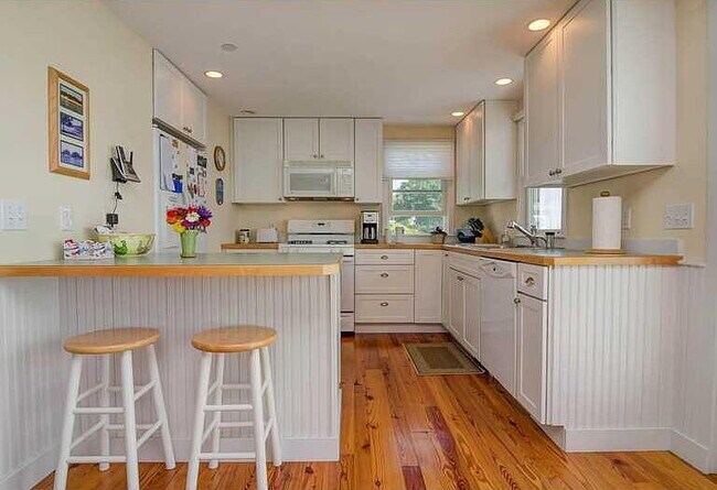 Building Photo - "Charming 2-Bed, 2-Bath Haven in Yarmouth – Spacious 1,380 Sq Ft Gem!"