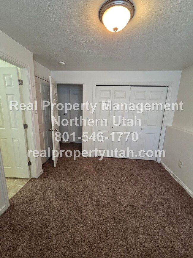 Building Photo - 4 Bed 3 Bath Syracuse Home Available!