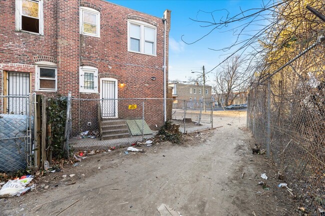 Building Photo - 1602 Pershing St