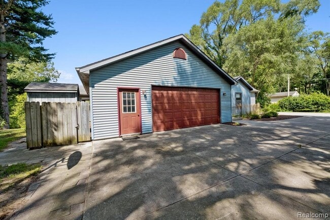 Building Photo - 10419 Maple Rd