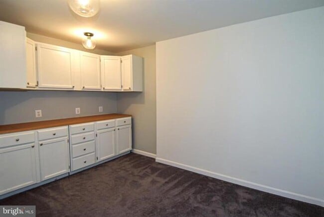 Building Photo - Set within the sought after community of Runnymeade, this beautifully maintained townhome offers ...