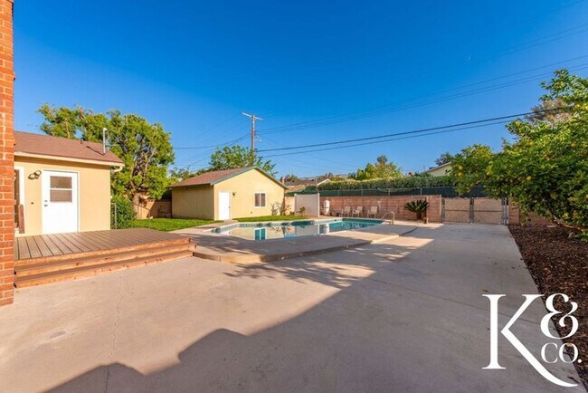Building Photo - Charming 3-Bedroom Home with Pool in Prime...
