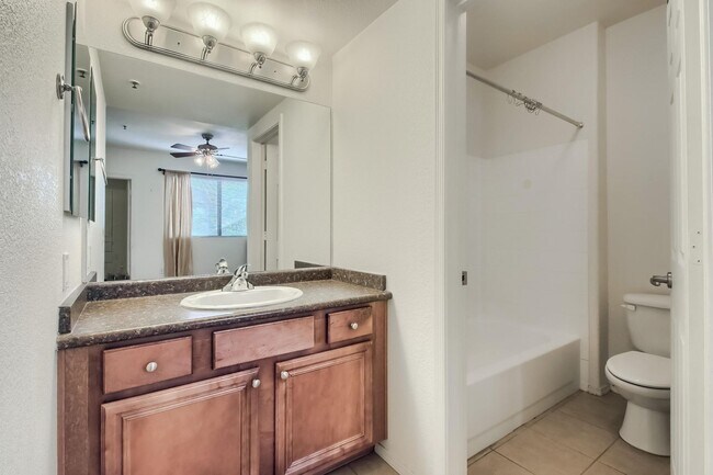 Building Photo - Bright & Spacious 2 Bed, 2 Bath Apartment