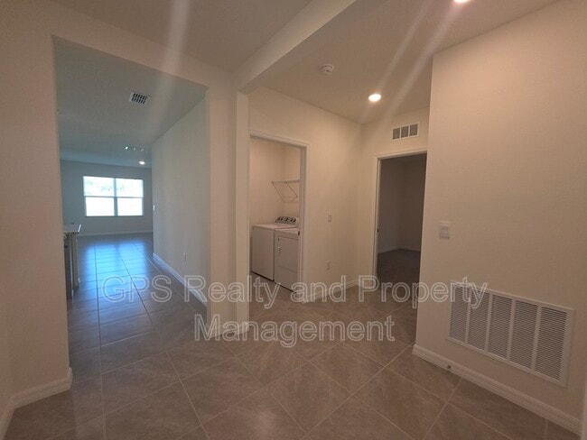 Building Photo - 33409 Country House Dr