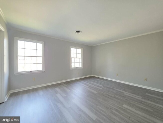 Building Photo - 830 Larch Way