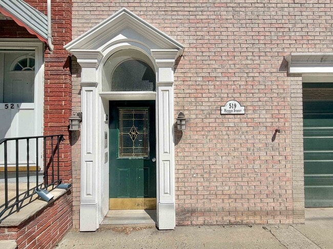 Building Photo - 519 Monroe St