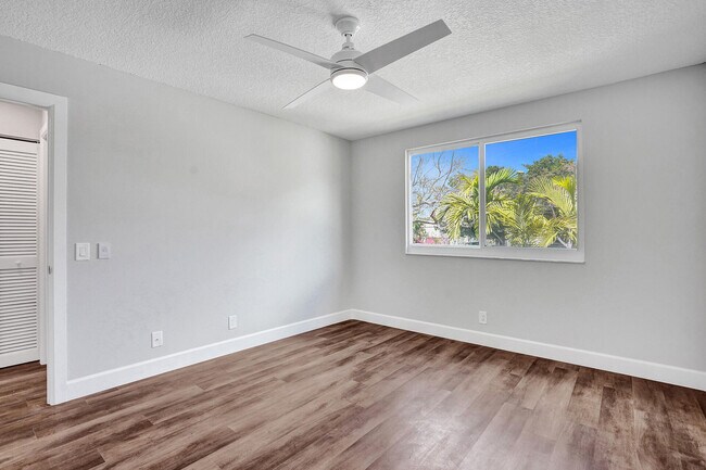 Building Photo - 9821 NW 5th Pl