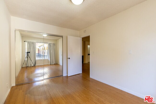 Building Photo - 1033 6th St