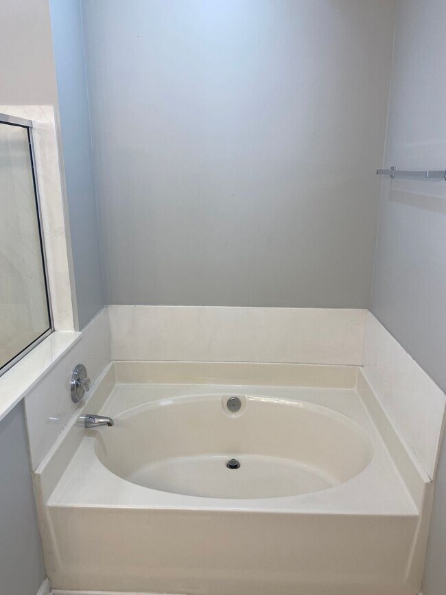 Building Photo - You can't miss this DEAL!