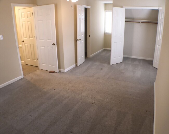 Building Photo - Lovely 5 bedroom, 2 bathroom brick home in Reidsville