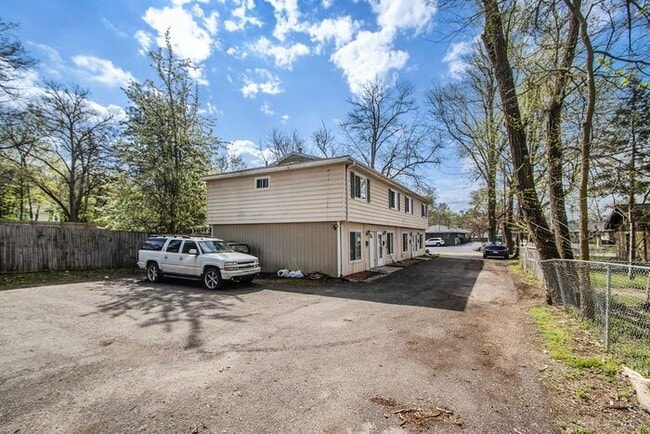 Building Photo - 2-Bed/1-Bath Town House, 850 sq. ft. - Ask...