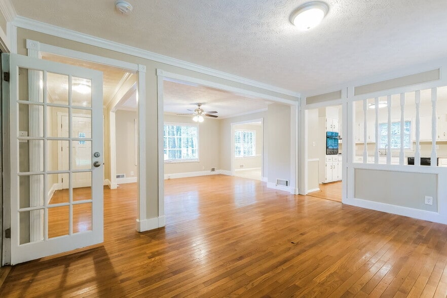 Building Photo - 737 Mountainbrooke Cir SW