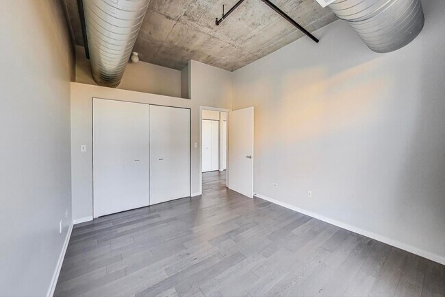 Building Photo - 933 W Van Buren St