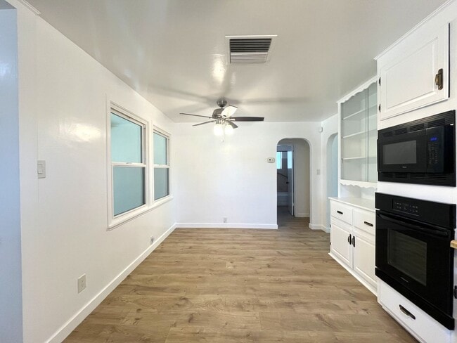 Building Photo - 3 bed, 2 bath located in Riverside!