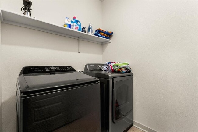 Building Photo - 10513 Defender Trl