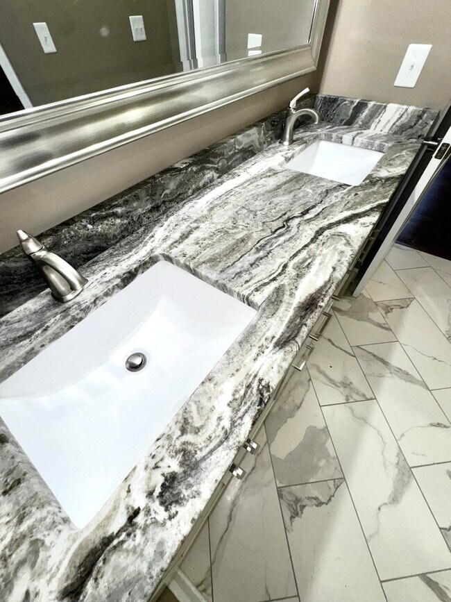 Building Photo - 564 Claymont Dr