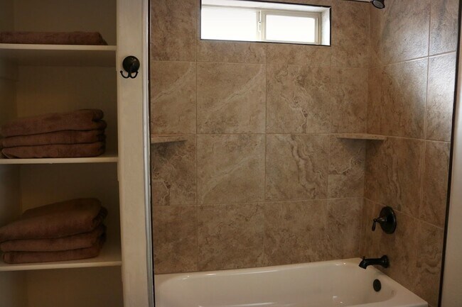 Building Photo - 921 Rainbow Mine Rd