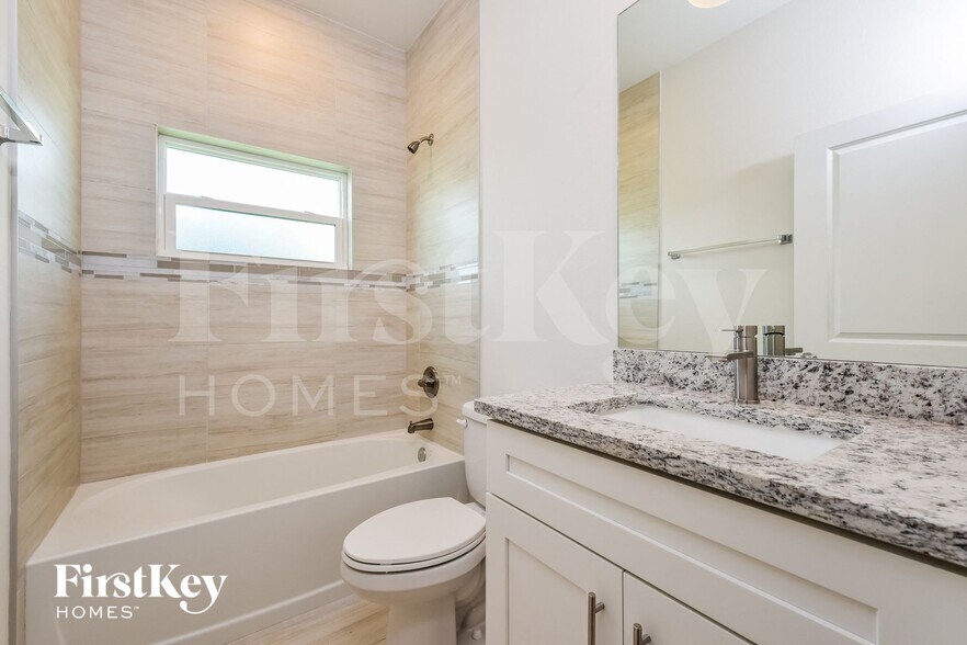 Building Photo - 1424 NE 1st Ave