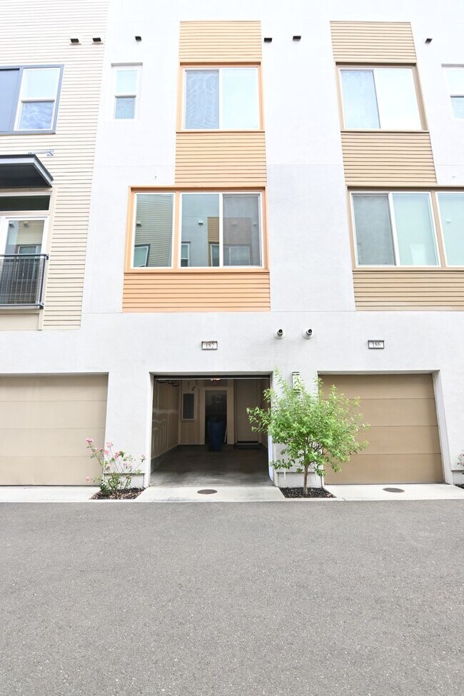 Building Photo - Upscale 2-BR Dual-Suite Condo in Downtown San Jose
