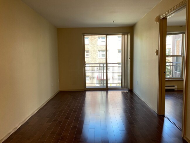 Building Photo - 1 Bed 1 Bath Condo in Seattle - Includes P...