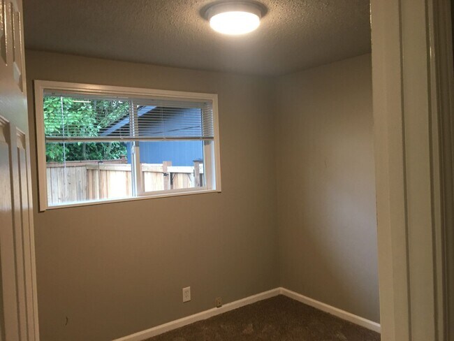 Building Photo - Lanson01