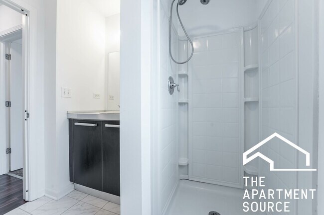 Building Photo - 1544 W Glenlake Ave