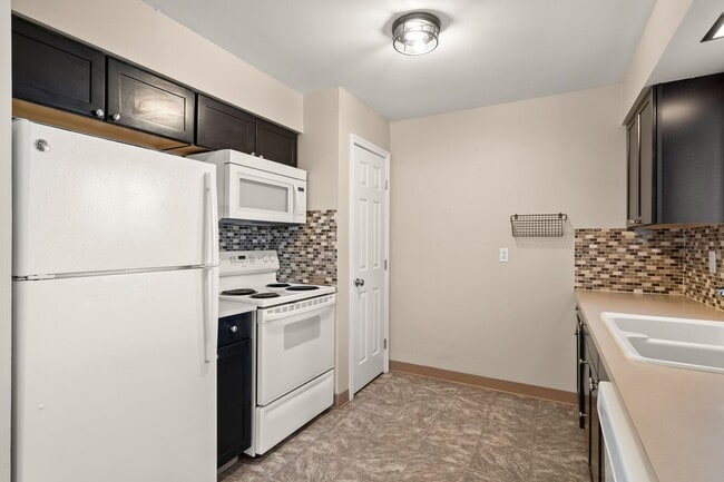 Building Photo - 2 Bedroom 1 Bath Duplex w/ Yard & Parking