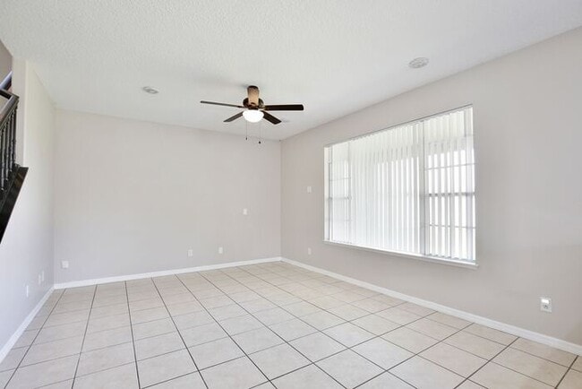 Building Photo - Gorgeous 4/2.5 Home with a 2 Car Garage Lo...