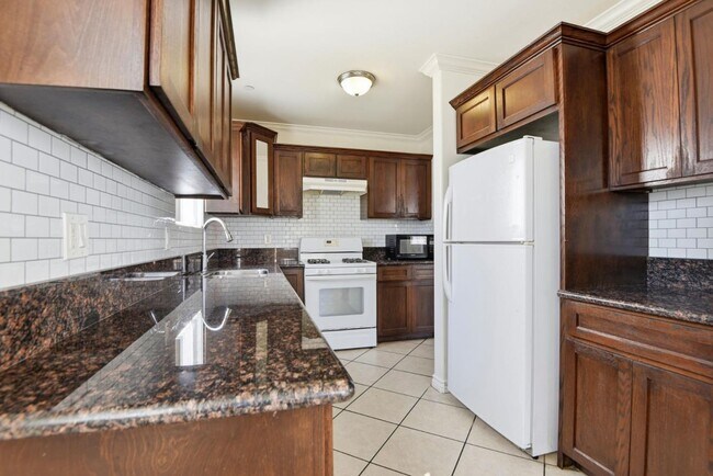 Building Photo - 1614 W 39th Pl