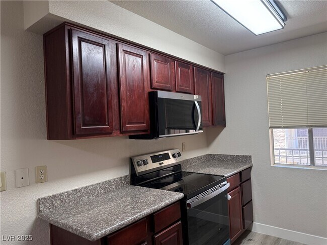 Building Photo - 4390 Sandy River Dr