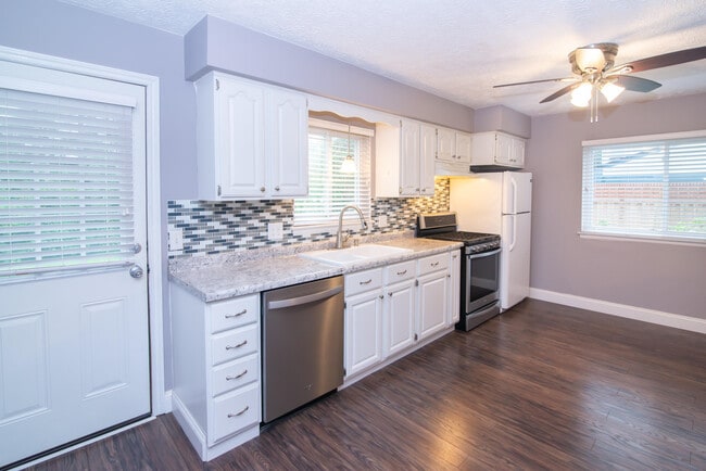 Building Photo - 40611 W 10 Mile Rd