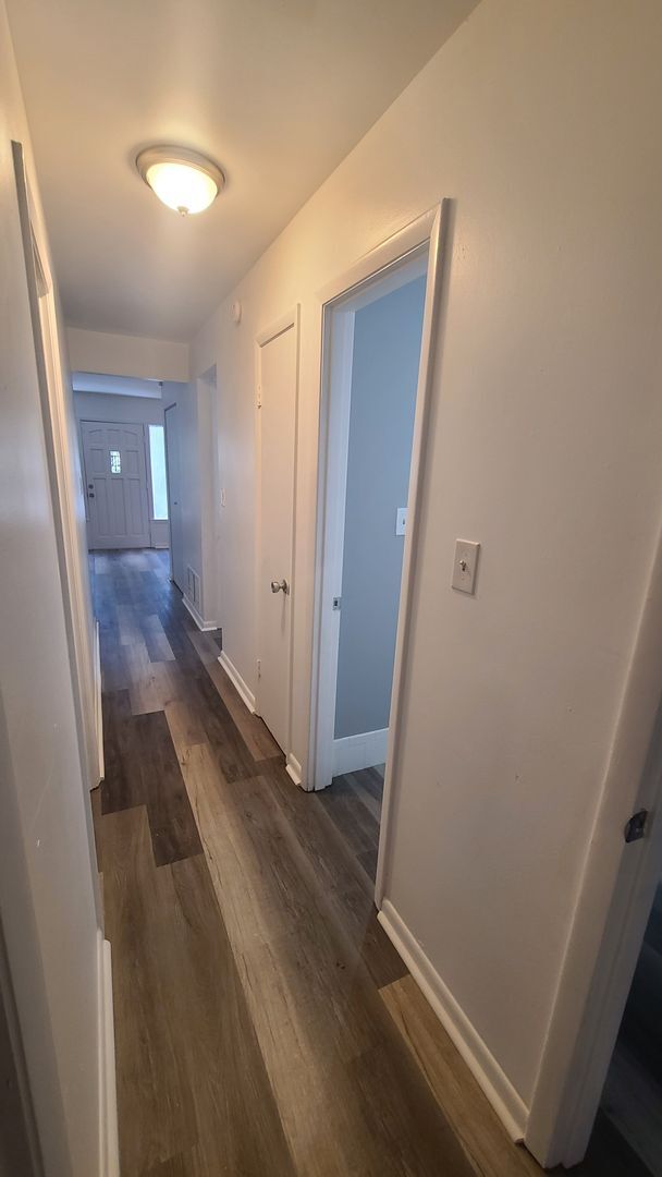 Building Photo - Fully Renovated 3/1 with huge fenced-in ba...