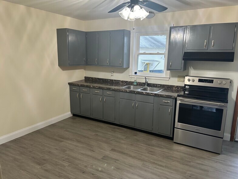 Building Photo - 180 Johnson St