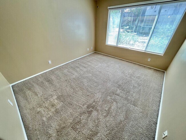 Building Photo - 1ST FLOOR CONDO UNIT 3 BEDROOM / 2.5 BATHROOMS LOCATED IN A GATED COMMUNITY!